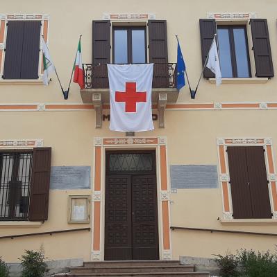 La bandiera della Croce Rossa nella sede del Municipio foto 